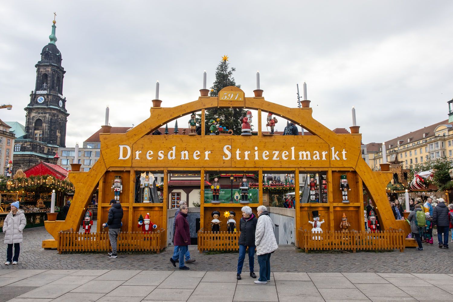 Dresdner Striezelmarkt Entrance